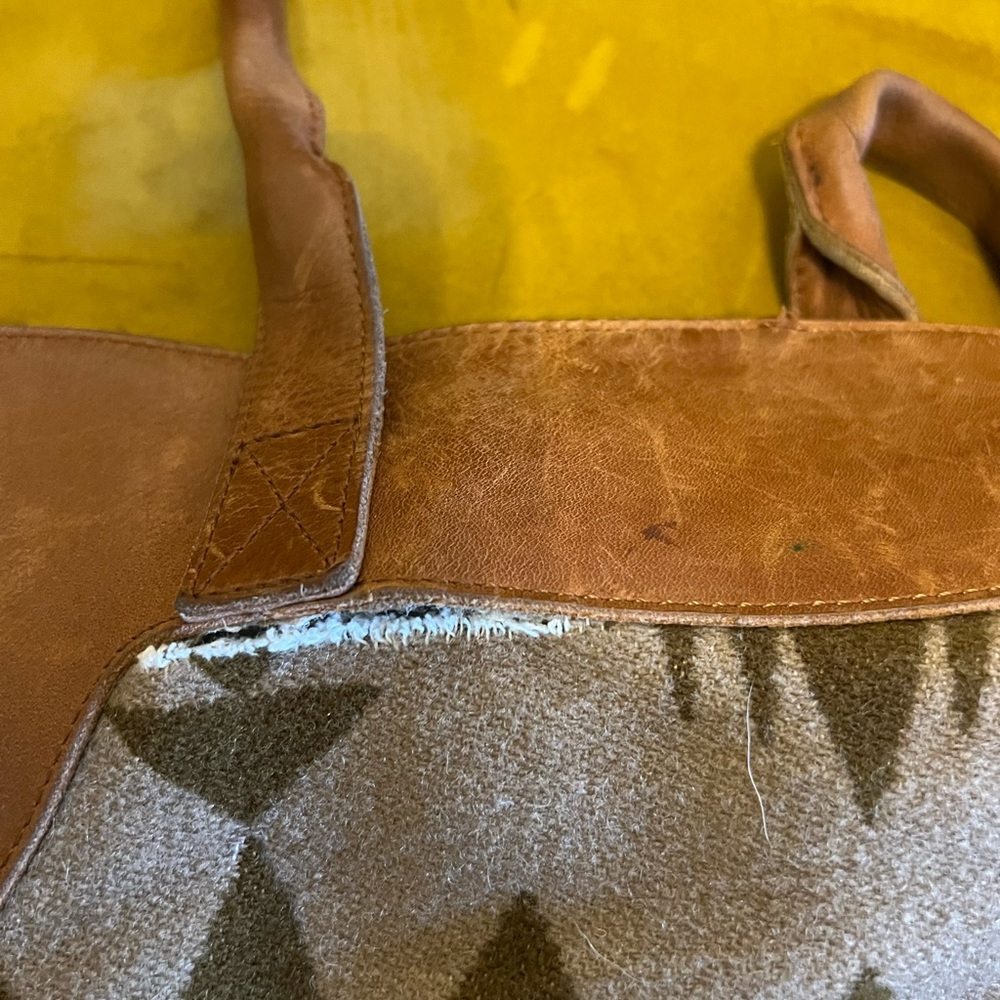 Pendleton used weekend bag light wear and tear - Picture 4 of 5
